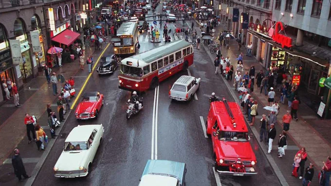 1. Follón de tráfico en una calle de Estocolmo el Dagen H. Coches cambiando de carril a la vez sin saber muy bien que hacer.
2. Una modelo sujeta un volante y lleva puesta unas gafas con flechas indicando el cambio de carril.
3. Un policía para aun coche para que cambie de carril.
4. Igual que la primera.

Todas son de la Biblioteca Nacional de Suecia. CC BY-SA