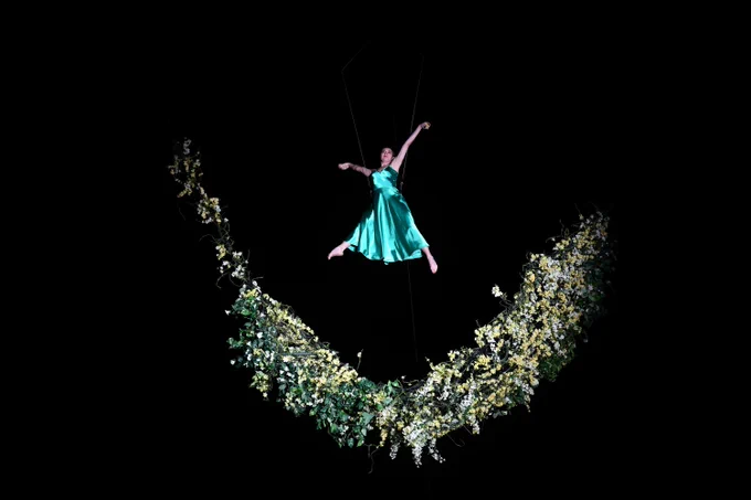 Uno spettacolo di luci e ombre viene messo in scena durante la cerimonia di apertura della Shenzhen-Milan Lifestyle Week a Shenzhen, nella provincia meridionale cinese del Guangdong, ieri 19 marzo 2024.