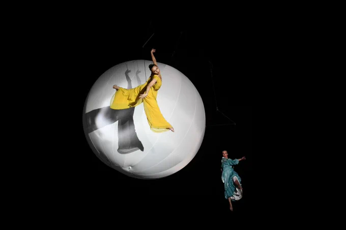Uno spettacolo di luci e ombre viene messo in scena durante la cerimonia di apertura della Shenzhen-Milan Lifestyle Week a Shenzhen, nella provincia meridionale cinese del Guangdong, ieri 19 marzo 2024.