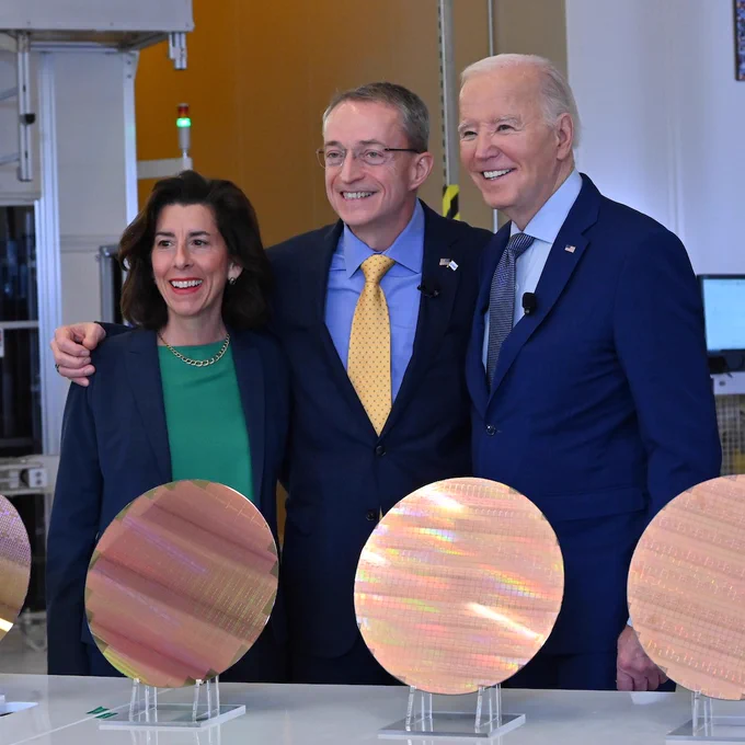 From left, U.S. Commerce Secretary Gina Raimondo, Intel CEO Pat Gelsinger and U.S. President Joe Biden stand behind wafers representing Intel’s goal of completing five process nodes in four years. 