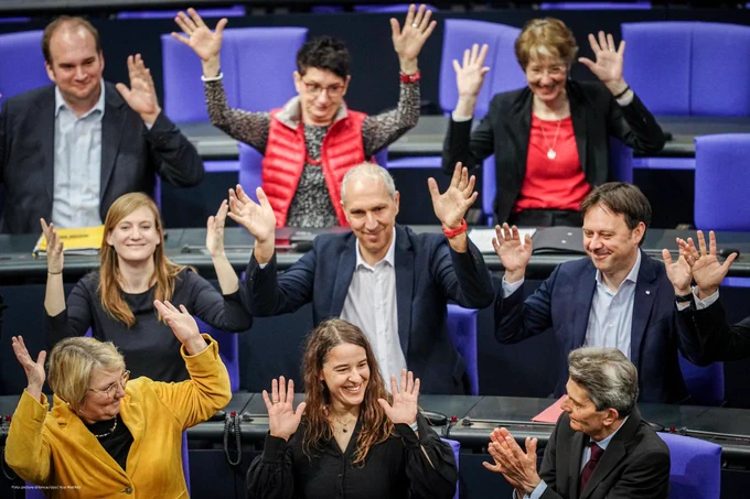 Die SPD-Fraktion im Bundestag begrüßt die neue Abgeordnete Heike Heubach mit einer Geste, die in der Gebärdensprache für Applaus steht.