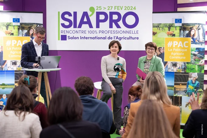 ©CyrilBailleul - live debate, people talking form a stage to a public
