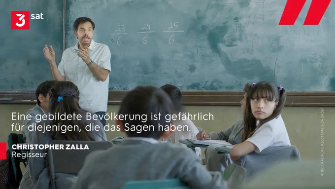 Ein Mann steht vor einer Tafel mit Schülern. Zitat von Regisseur Christopher Zalla: Eine gebildete Bevölkerung ist gefährlich für diejenigen, die das Sagen haben. 