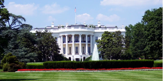The image shows the US White House. 