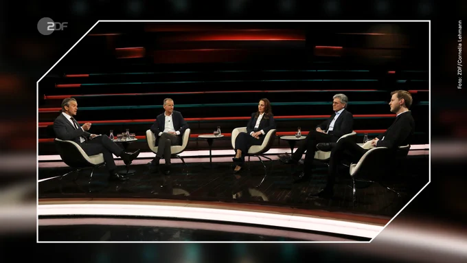 Markus Lanz sitzt im Halbkreis mit Herbert Diess, Andrea Thoma-Böck, Joe Kaeser und Julian Olk im Studio.

Foto: ZDF/Cornelia Lehmann