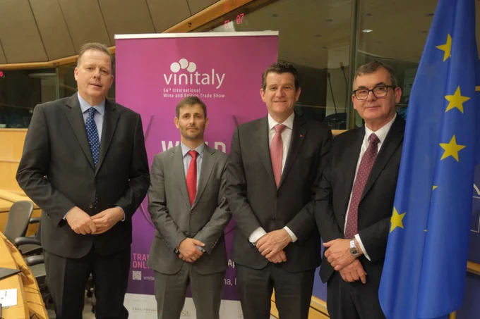 Da sinistra Bricolo (Veronafiere), Sanchez (Ceev), Barker (Oiv-(Organizzazione internazionale della vigna e del vino), Danese (Veronafiere)

https://bit.ly/Vinitaly-barker-oiv-puntare-su-valenza-culturale-vino-per-affrontare-complessita
