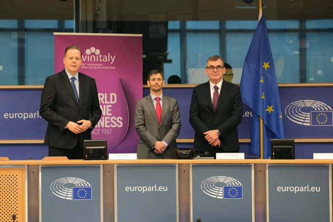 Da sinistra Bricolo, presidente Veronafiere, Sánchez, segretario generale Ceev e Danese AD Veronafiere

https://bit.ly/Sanchez-Ceev-con-Vinitaly-rappresentiamo-importanza-settore-in-Europarlamento