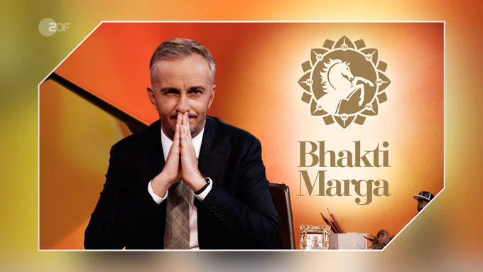 Jan Böhmermann sitzt an seinem Tisch und hat die Hände vor sich gefaltet. Er schaut kritisch in die Kamera. Neben ihm ist das Logo der Sekte "Bhakti Marga" mitsamt des Namens abgebildet, es besteht aus einem Pferd, das die Vorderhufe in der Luft hat. Um das Pferd herum stehen in einem Kreis verteilt die Buchstaben "Om Namo Narayanaya", ein Mantra der Religionsgemeinschaft.