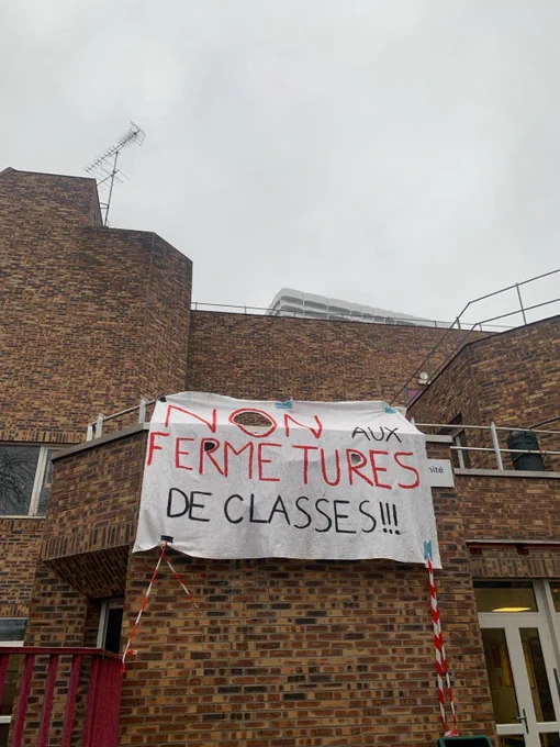 Banderole "Non aux fermetures de classes !!!"