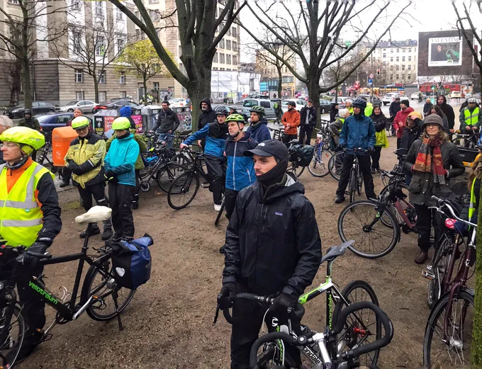 Trotz 🌧 zahlreiche Teilnehmende bei der 🚲🚲 Demo 22.03.24 Grunewaldstraße