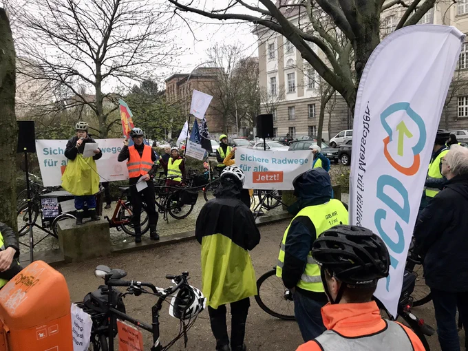 Beachflag des VCD Nordost bei der Abschlusskundgebung zur 🚲🚲Demo auf der Grunewaldstraße.