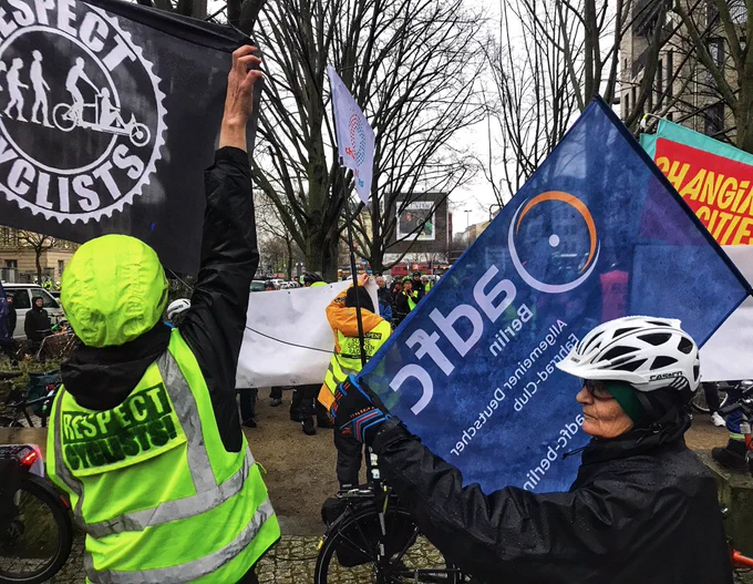 Fahnen von ADFC Berlin, RespectCyclists, Changing Cities