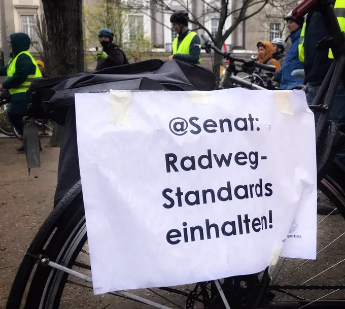 Schild bei der 🚲🚲Demo für sichere Radwege an der Grunewaldstraße Schöneberg