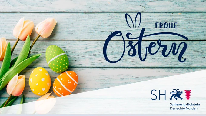 Einige Ostereier und Tulpen auf einer hölzernen Tischplatte. Daneben der Text "Frohe Ostern".