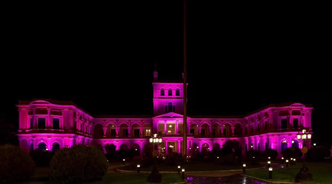 Palacio de López iluminado de púrpura 💜
