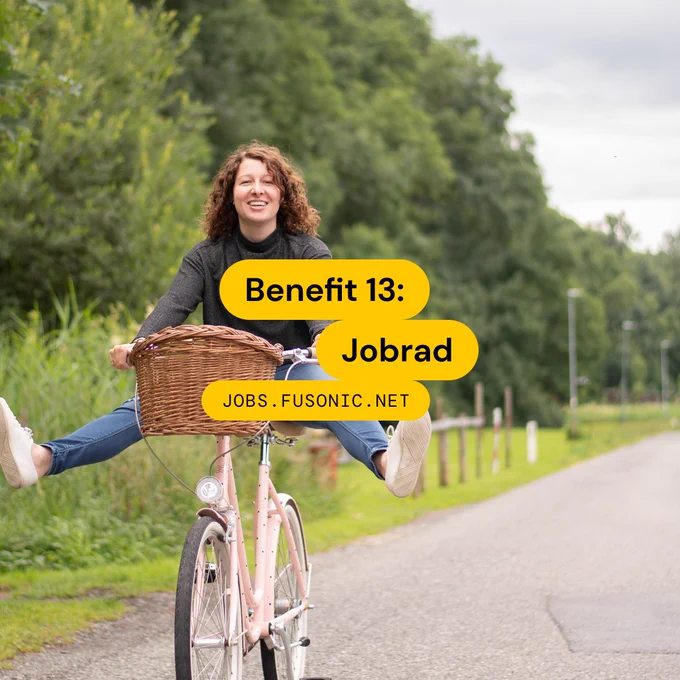 eine Frau fährt mit einem pinken Fahrrad, das einen Korb auf dem Rücken hat.
