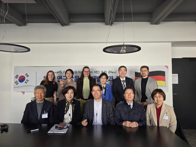 Um sich auf eine mögliche Wiedervereinigung Koreas vorzubereiten, kommen regelmäßig Abgesandte aus Südkorea nach Ostdeutschland.

Eine Gruppe von Universitätsprofessoren und Kommunalpolitikerinnen war hier, um zu verstehen, wie die deutsche Wiedervereinigung funktioniert hat und was sie von unseren Transformationsprozessen lernen können. Die Gäste sind unter anderem nach Berlin, Dresden und Eisenhüttenstadt gereist.

Bei “Wir sind der Osten” waren sie, um sich anzuschauen, wie die Generation der in den 70ern und 80ern geborenen Ostdeutschen heute mit dem Thema umgeht. Unser Community-Mitglied Judith Enders (Perspektive hoch 3) hat mit Kollegin Christiane Wittenbecher einen kleinen Input dazu gegeben. Angefragt hat uns für diese Diskussionsrunde die Friedrich-Naumann-Stiftung.

Welche Tipps würdet ihr Südkoreaner*innen für eine mögliche Wiedervereinigung Koreas mitgeben?

#Ostdeutschland #Wiedervereinigung #wirsindderosten #Südkorea #Korea #Learnings #Berlin