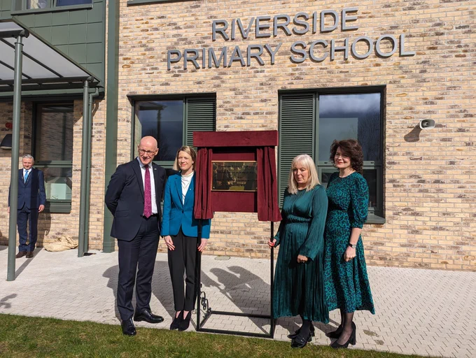 Cabinet Secretary for Education Jenny Gilruth with plaque marking opening of Riverside Primary School joined by local MSP John Swinney, Annabelle Burns Head Teacher and Sheena Devlin of Perth and Kinross Council.
