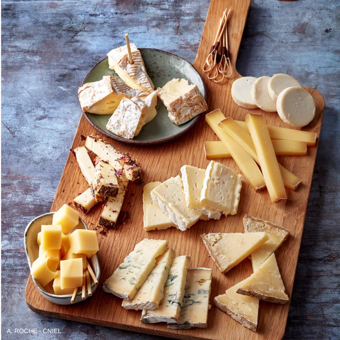 Photo d'un plateau de fromage sur une planche de bois

Crédit photo : A Roche - CNIEL