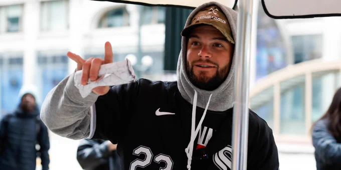 Andrew Benintendi hands out hot dogs