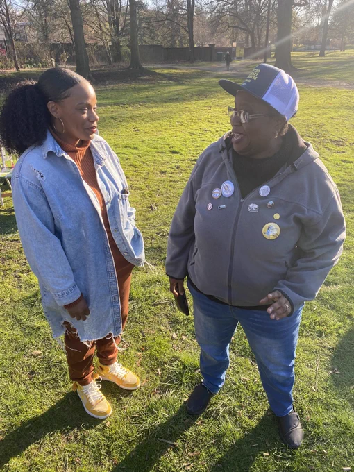 Summer Lee speaking with a worker 