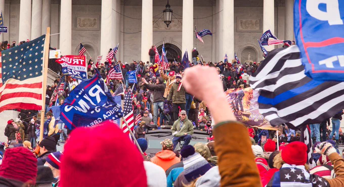 Demonstranter ved Capitol Hill, januar 2021. Foto: Brett Davis (Flickr: CC BY-NC 2.0 DEED)