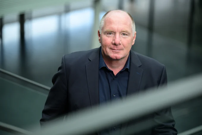 Prof. Dr. Bernhard Nieswandt, Leiter des Lehrstuhls für Experimentelle Biomedizin I am Uniklinikum Würzburg (UKW), und Forschungsgruppenleiter am Rudolf-Virchow-Zentrum (RVZ) der Universität Würzburg (JMU), erhält den prestigeträchtigen ERC Advanced Grant für seine Forschung zu einem noch gänzlich unbekannten zellulären Mechanismus in Thrombozyten. Eigentlich ist das Leben eines Thrombozyten nach seiner Aktivierung und Anhaftung an Verletzungsstellen schnell vorbei, und er wird von Phagozyten entsorgt. Doch wir konnten sehen, dass nicht aktivierte Thrombozyten im Blutstrom einen unerwarteten Prozess zellulärer Reorganisation durchlaufen, der dazu führt, dass sie Teile ihrer Membran dort deponieren, wo Entzündungsprozesse ablaufen und diese damit befeuern.“