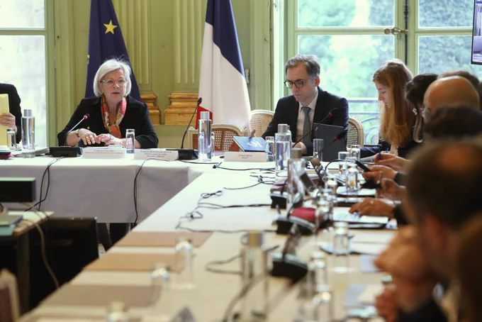 Catherine Vautrin échange avec les membres du Comité National pour l’Emploi à l’occasion de l’inauguration du comité, au ministère du Travail, de la Santé et des Solidarités.