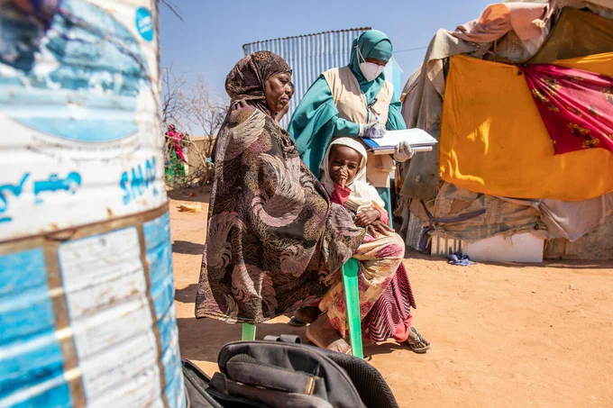 Save the Children’s Family Health Worker, Muna (42), visits Shuun (50) and her grandchildren Hamda (3) and Iqra (7) to provide healthcare services in a displacement camp in Somalia.