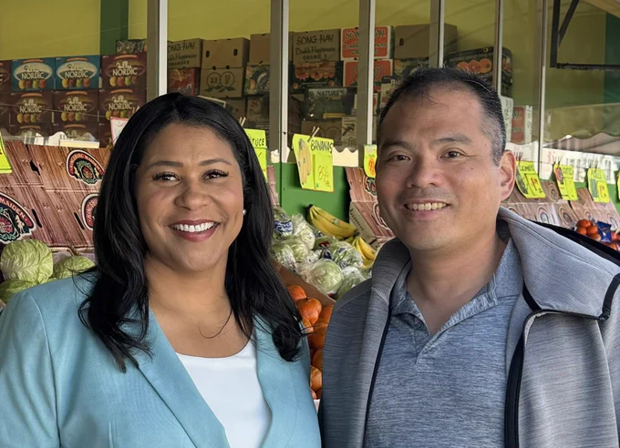 San Francisco mayor @LondonBreed with @atom at the 22nd and Irving St produce market