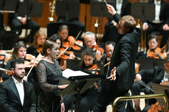 Soprano Mirjam Masek singing in a black and glittery dress.