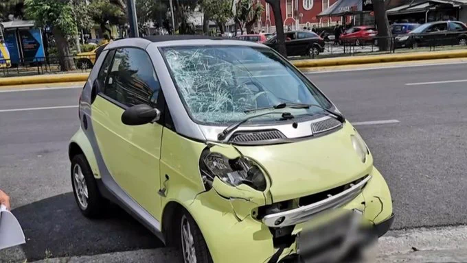 η φωτογραφία απο το τροχαίο πέρσι, που όλοι έλεγαν ότι "έτρεχε" σα μουρλός, απο την ζημιά δε μοιάζει να πήγαινε με πάνω απο ~40 την ώρα της σύγκρουσης