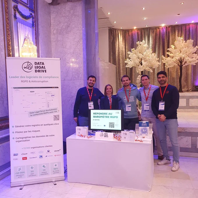 5 membres de Data Legal Drive sont pris en photo à leur stand au DPO forum.