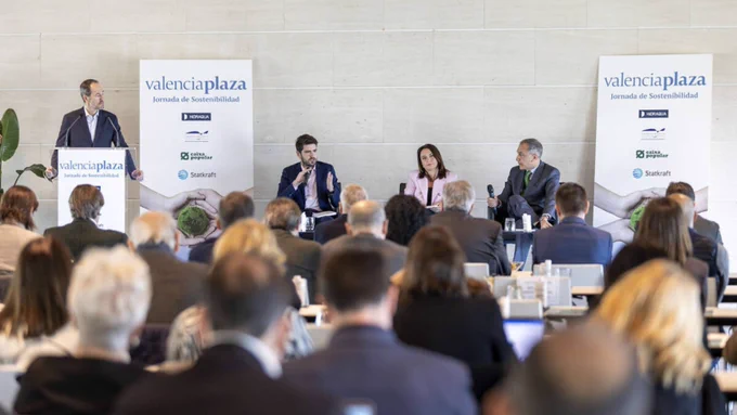 Dos fotografías. En la primera, una visión general de la jornada, con la mesa de ponentes. En la segunda, nuestro director, Gabriel García.
