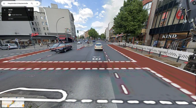 Visalisierung der Kreuzung Hauptstraße/Akazienstraße ohne Wartebereich und ohne Querungsfurt für den abbiegenden Radverkehr nach links.

Foto: Google Streetview mit eigener Visualisierung.