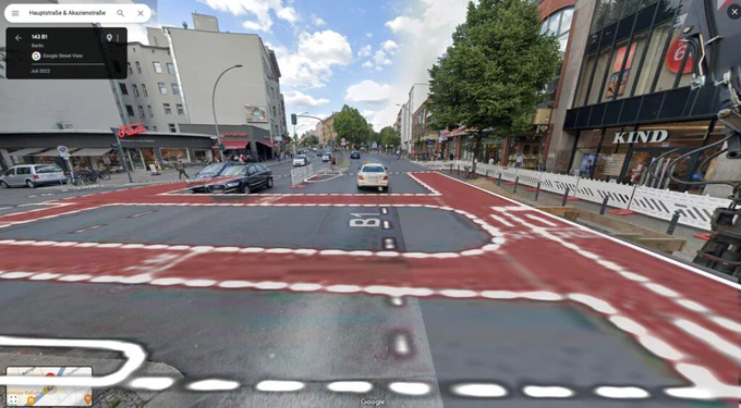 Visalisierung der Kreuzung Hauptstraße/Akazienstraße mit Wartebereich und  Querungsfurt für den abbiegenden Radverkehr nach links.

Foto: Google Streetview mit eigener Visualisierung.
