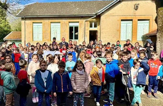 Joël Bourgeot, sous-préfet de Gex, référent départemental Jeux Olympiques, Sport, Handicap et Accessibilité s'est rendu à l'école de Saint-Jean-le-Vieux aux côtés du maire et du président du comité départemental de handisport pour encourager les enfants ayant participé à un parcours sportif. 
