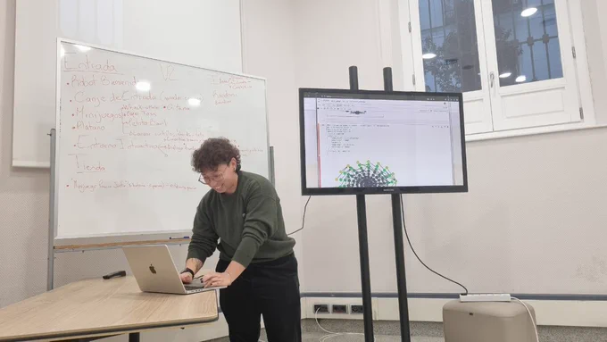 Valery presentando su charla