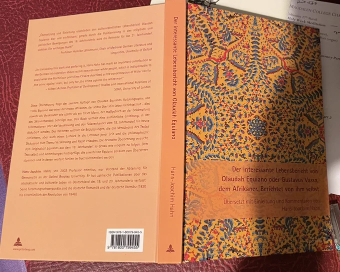 Diese Übersetzung folgt der zweiten Auflage von Olaudah Equianos Autobiographie von
1789. Equiano war einer der ersten Afrikaner, der selbst über sein Leben berichtet hat - dies sowohl als Versklavter wie später als ein freier Mann, der maßgeblich an der Bekämpfung des Sklavenhandels beteiligt war. Das Buch enthält eine ausführliche Einleitung, in der Informationen über die Versklavung und den Sklavenhandel vom 18. Jahrhundert bis heute diskutiert werden. Des Weiteren enthält sie Erläuterungen, die das Verständnis des Textes erleichtern, aber auch einen Einblick in die Literatur jener Zeit und die philosophische Diskussion zum Thema Versklavung und Rasse erlauben. Die deutsche Übersetzung versucht, dem Originalstil Equianos aus dem 18. Jahrhundert so genau wie möglich zu folgen. Dem Text selbst sind Anmerkungen hinzugefügt, die sowohl von Equiano als auch vom Übersetzer stammen und in denen weitere Stellen im Text kommentiert werden.