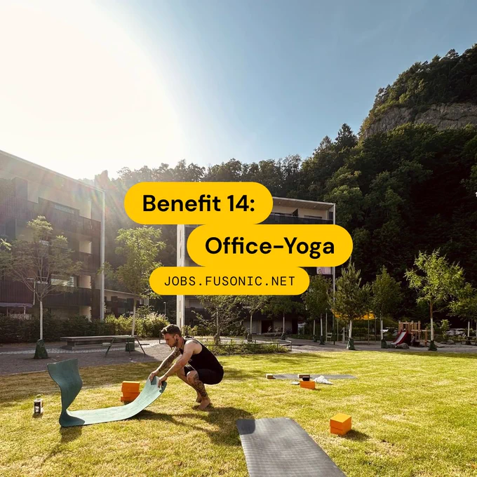 ein Mann, der draußen Yoga macht