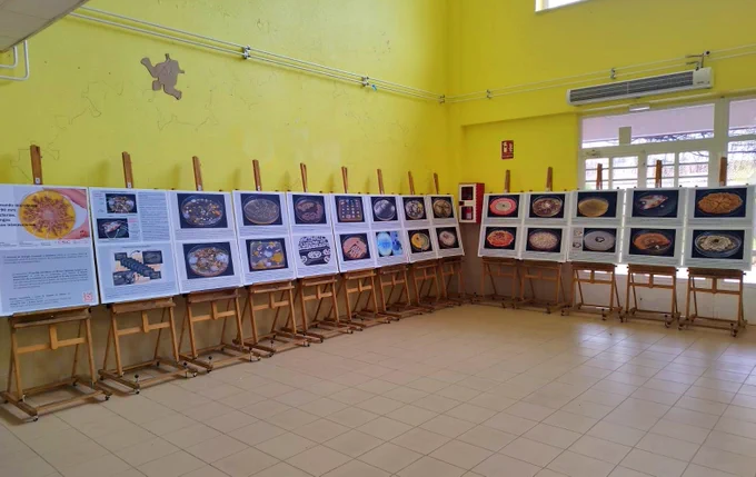 Foto de la exposición de microbiología que realizó el IBFG y que se ha expuesto en el IES SENARA.