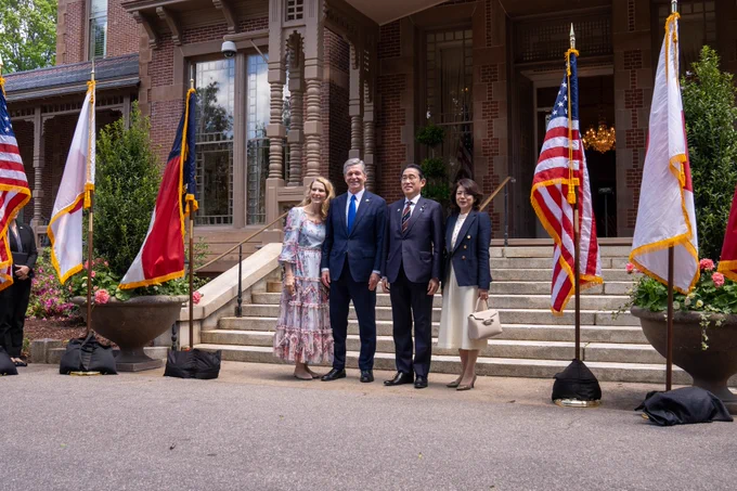Gov. Cooper, Mrs. Cooper, Prime Minister Kishida, and Mrs. Kishida stand outside the Executive Mansion 