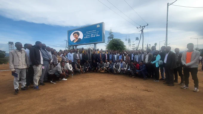 _ለትምህርት ጥራት መጓደል ዋነኛ መንስኤው የትምህርት መሳሪያዎች አቅርቦት ችግር ሲሆን ይህንንም ችግር ለመቅረፍ በደቡብ ምዕራብ ክልል ውስጥ በሚገኙ ሁሉም ዞኖች ውስጥ ላሉ የመሰናዶ ትምህርት ቤቶች ያለምንም ኢንተርኔት ኮኔክሽን የሚሰራ፣ በ800 ሜትር ራዲዬስ ውስጥ መስራት የሚችል እና በውስጡ ከመቶ በላይ የተለያዩ መፅሐፍቶችን የያዘ የዲጂታል ላይብራሪ ድጋፍ ተደርጓል፡፡
_በካፋ ዞን ለሚገኙ የመሰናዶ ት/ቤቶች ለእያንዳንዳቸው የተለያዩ የትምህርት ዓይነቶችን በሶፍት ኮፒ የያዘ 25 ዴስክ ቶፕ ኮምፕዩተር ድጋፍ ተደርጓል፡፡
_ዘወትር በየዓመቱ ለተከታታይ ሁለት ወራት የሀገር አቀፍ ፈተናን ለሚፈተኑ የ10ኛ እና 12ኛ ክፍል ተማሪዎች የማጠናከሪያ ትምህርት ድጋፍ ተደርጓል፤ አሁንም እየተደገ ይገኛል፤
_በዞኑ ካሉ ት/ቤቶች መካከል በሚያስመዘግቡት የተማሪዎች ውጤት መሰረት ግንባር ቀደም የሆኑትን በመለየት  የዴስክ ቶፕ ኮምፕዩተር እና ፕሪንተር ፣ እንደዚሁም በደቡብ ምዕራብ ክልል ከሚገኙ ዞኖች በየዓመቱ ከፍተኛ ውጤት በማምጣት ወደ ዩኒቨርሲቲ ለሚገቡ ተማሪዎች የላፕቶፕ ኮምፕዩተር እና ሌሎች ተያያዥ ቁሳቁሶችን ያለምንም ስስት በመደገፍ የበኩን አስተዋፅዖ እያበረከተ ይገኛል፡፡
_ በመጨረሻም አሁን የምትመለከቱት የቦንጋ ዩኒቨርሲቲ ሁለንተናዊ ለውጥ ዝም ብሎ የመጣ ሳይሆን ከበላይ አመራሩ ጀምሮ እስከታችኛው መዋቅር ድረስ በመግባባትና በመተባበር ቀን ከሌት በእጁ አፈርና ጭቃ ነክቶ በጋራ እንችላለን በሚል መሪህ በመስራቱ ነው፡፡ በዚህም እጅግ በጣም ውጤታማ ሆነናል፤ በቀጣይም ራስ ገዝ ዩኒቨርሲቲ ለመሆን እየተጋን እንገኛለን፡፡