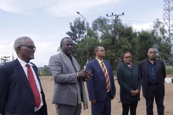 _ለትምህርት ጥራት መጓደል ዋነኛ መንስኤው የትምህርት መሳሪያዎች አቅርቦት ችግር ሲሆን ይህንንም ችግር ለመቅረፍ በደቡብ ምዕራብ ክልል ውስጥ በሚገኙ ሁሉም ዞኖች ውስጥ ላሉ የመሰናዶ ትምህርት ቤቶች ያለምንም ኢንተርኔት ኮኔክሽን የሚሰራ፣ በ800 ሜትር ራዲዬስ ውስጥ መስራት የሚችል እና በውስጡ ከመቶ በላይ የተለያዩ መፅሐፍቶችን የያዘ የዲጂታል ላይብራሪ ድጋፍ ተደርጓል፡፡
_በካፋ ዞን ለሚገኙ የመሰናዶ ት/ቤቶች ለእያንዳንዳቸው የተለያዩ የትምህርት ዓይነቶችን በሶፍት ኮፒ የያዘ 25 ዴስክ ቶፕ ኮምፕዩተር ድጋፍ ተደርጓል፡፡
_ዘወትር በየዓመቱ ለተከታታይ ሁለት ወራት የሀገር አቀፍ ፈተናን ለሚፈተኑ የ10ኛ እና 12ኛ ክፍል ተማሪዎች የማጠናከሪያ ትምህርት ድጋፍ ተደርጓል፤ አሁንም እየተደገ ይገኛል፤
_በዞኑ ካሉ ት/ቤቶች መካከል በሚያስመዘግቡት የተማሪዎች ውጤት መሰረት ግንባር ቀደም የሆኑትን በመለየት  የዴስክ ቶፕ ኮምፕዩተር እና ፕሪንተር ፣ እንደዚሁም በደቡብ ምዕራብ ክልል ከሚገኙ ዞኖች በየዓመቱ ከፍተኛ ውጤት በማምጣት ወደ ዩኒቨርሲቲ ለሚገቡ ተማሪዎች የላፕቶፕ ኮምፕዩተር እና ሌሎች ተያያዥ ቁሳቁሶችን ያለምንም ስስት በመደገፍ የበኩን አስተዋፅዖ እያበረከተ ይገኛል፡፡
_ በመጨረሻም አሁን የምትመለከቱት የቦንጋ ዩኒቨርሲቲ ሁለንተናዊ ለውጥ ዝም ብሎ የመጣ ሳይሆን ከበላይ አመራሩ ጀምሮ እስከታችኛው መዋቅር ድረስ በመግባባትና በመተባበር ቀን ከሌት በእጁ አፈርና ጭቃ ነክቶ በጋራ እንችላለን በሚል መሪህ በመስራቱ ነው፡፡ በዚህም እጅግ በጣም ውጤታማ ሆነናል፤ በቀጣይም ራስ ገዝ ዩኒቨርሲቲ ለመሆን እየተጋን እንገኛለን፡፡ 