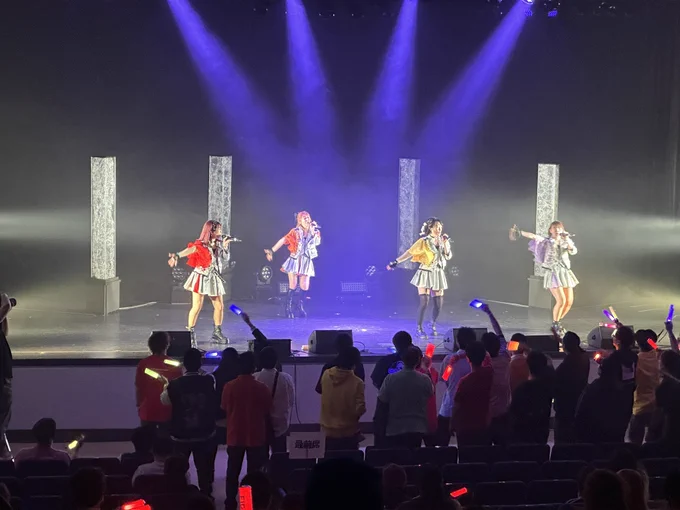良き空間でした。
まさか、こんな大きな会場でライブをするとは😳

CANDYSの出番から入ったので、後方彼氏ヅラで観てましたが()、ステージ上の4人とも輝いてるのが分かる。

そして、ライブをちゃんと観て思った事なんだけど。

「歌が上手い」とか「ダンススキルが高い」とかは、割とよく見ると思う。もちろんCANDYSも十分当てはまる。
けどそれ以上に、CANDYSの魅力って「ハモりの上手さ」だと個人的に思う。

ぶっちゃけ、歌唱力やダンススキルは"1人でも発揮出来る"けど、ハモりに関しては"グループとしての協調性"が重要になってくるから、CANDYSはグループとしての完成度がめちゃくちゃ高いんだろうな。

それに、ハモりが上手いグループって中々無いから、そういう意味でも独自性を出せて強みになると思う。

総じて、推し甲斐のあるグループなんだなと。
これからは後悔をしないように応援していかなきゃな。

それから、ばんびへ。
物販交流の時、ぶっちゃけ気付いてもらえるか心配でしたwww
案の定気付かなかったねwww

でも、それで良いのよ。ほんの少ししか関わりなかったんだし。
話してるうちにちゃんと思い出してくれたんだから、頭の中にはいたって事でしょ。それだけでも嬉しい☺️
今後ライブや物販に行くから、覚えていってね。

改めて、今後ともよろしくお願いします！

2024/04/06
ノリで声掛けられた、たかちゃんより