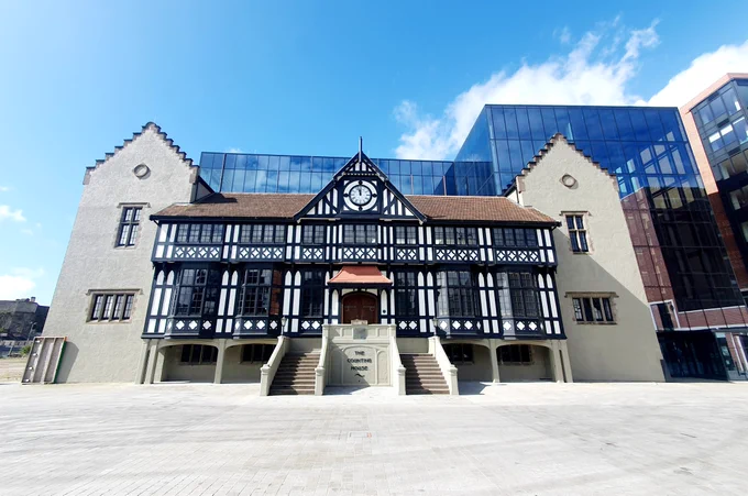 Very sad to see this former Beamish & Crawford building lying empty on historic core of Cork City 
Surely use it or meanwhile use it 
Creatives, community, arts, music, sport

The Counting House, South Main St
#DerelictIreland #VacantIreland #RestPlayWork anois.agora.now.