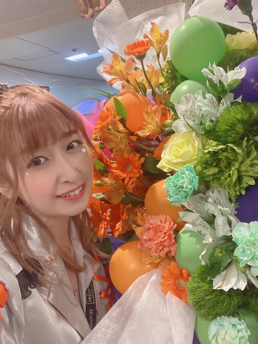共済の準備期間は
CANDYSというグループのことを考えながらも
自分のことや人生についても考えることの多い
期間でもありました。
私はいつかCANDYSを辞めます。
そのときまで自分にできるパフォーマンスを磨き続けたいし、パフォーマンスや姿勢で嘘をつくことを私は絶対にしたくないです。
いつでも私達を信じて応援してくれるみんなに対して
誠実でありたいと思っています。
オブラートに包んだり、本当の事をそのまま言うことはできないこともあるけど
ステージ上でのパフォーマンスに自信があるからこそ
そのパフォーマンスを嘘にしないために
プライベートやSNSでの発言も考えてます。
伝わらなくても当然だし、伝わらなくてもいいけど
んーなんだろう、ずっと、みんなに対して誠実でありたいと思っているよ、ということだけです。笑
だから私も、誠実な人が好きです。
