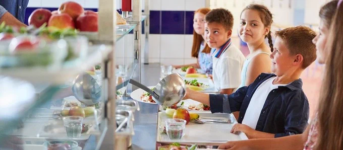 Schüler an der Ausgabe der Schulkantine