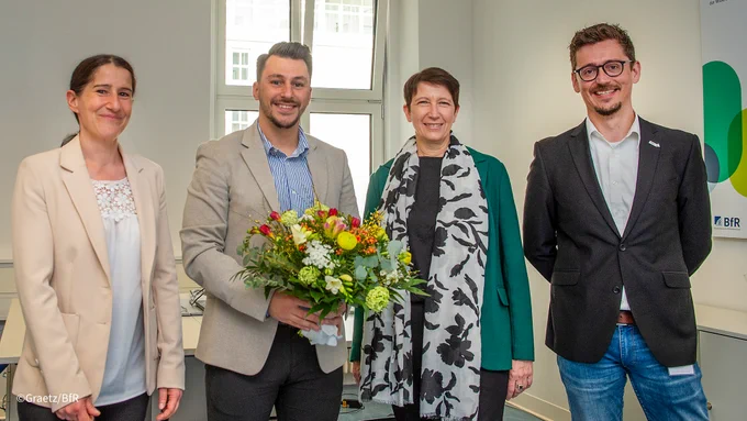 Staatssekretärin Silvia Bender mit der Vizepräsidentin des BfR, Prof. Tanja Schwerdtle, und zwei weiteren Personen