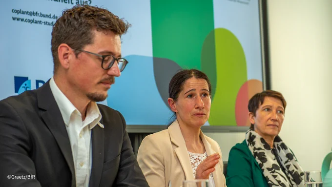 Staatssekretärin Silvia Bender mit Vizepräsidentin des BfR, Prof. Tanja Schwerdtle, und einer weiteren Person.